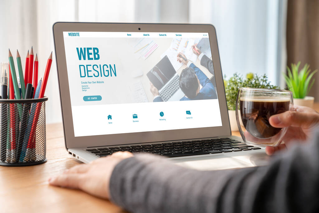 человек с открытым ноутбуком и чашкой кофе в руках ищет альтернативу Weebly для переноса своего веб-сайта