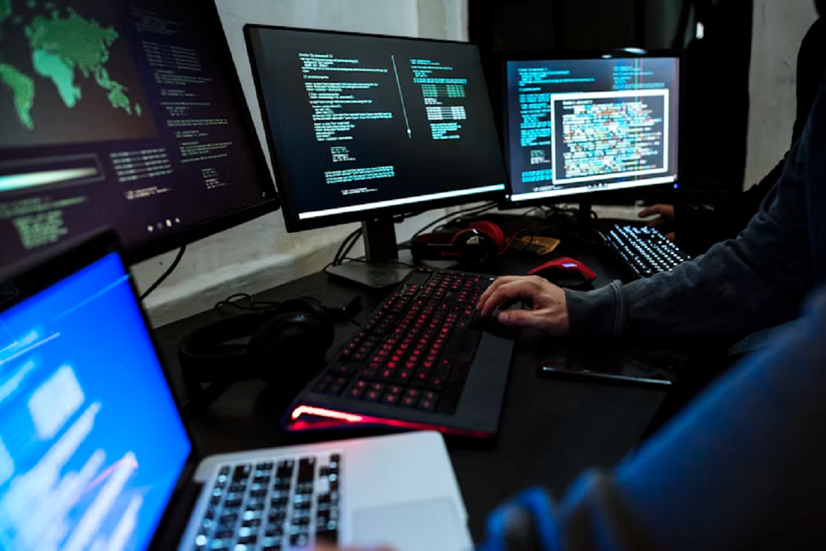 человек за мониторами компьютеров и ноутбуками работает с лучшими drag-and-drop-альтернативами Weebly для быстрого переноса сайта